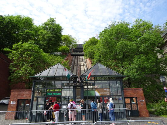 Ticketschalter, die Strecke ist nur 95m kang und hält 51m höher wieder an. Seit 1870 fährt die historische Sikló auf den Burgberg