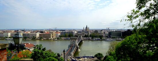 Erbaut zwischen 1839-1939 auf Initiative Graf István Széchenyl war sie die erste Brücke die Buda und Pest verband. Durch 2 triumphbogenartige Stützpfeiler verlaufen die 375m langen Eisenketten, die der Brücke den Namen gaben