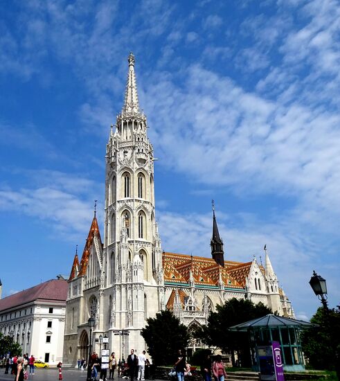 Matthiaskirche, mit bunten Ziegeln als Dach. Vom 13.-15. Jh. fanden viele Umbauten statt, im 16. Jh. diente das Gotteshaus sogar als Moschee