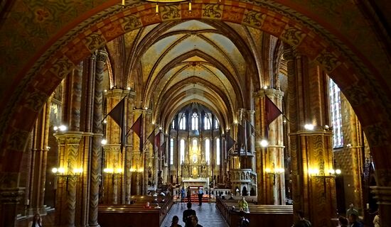 Auch innen, mal wieder ganz anders, mit vielen Wandreliefs. Ende des 19. Jh. wurde unter der Leitung von Frigyes Schulek die Kirche neogotisch umgestaltet