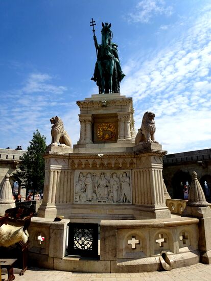 Vor der Fischerbastei das bronzene Reiterdenkmal für König Stephan I. aus dem Jahre 1906