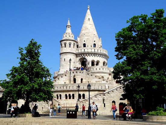 Die Fischerbastei schuf Frigyes Schulek von 1899-1905 aus Teilen der früher von Fischern verteidigten Festungsmauer