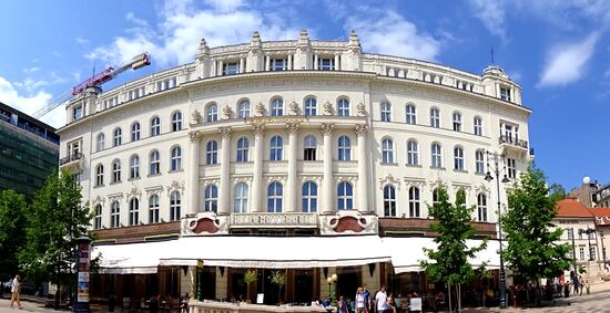 Café Gerbeaud, Traditionshaus seit 1884 am Vörõsmarty tér, genau wie an der Ecke auf der anderen Seite des Platzes....