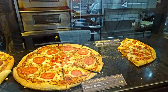 ...ein Stück Pizza hatten wir uns verdient, aber die Fitness Margarita hat uns auch nicht geholfen, wir waren  echt beide geschafft!