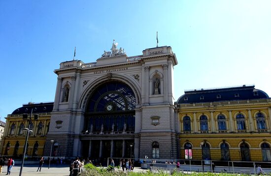 Gebaut und geplant wurde der Kopfbahnof "Keleti pályaudvar" nach Plänen von Eisenbahntechniker János Feketeházy und dem Architekten Gyula Rochlitz von 1881-1884, Damals galt er als der modernste Bahnhof Mitteleuropas, da er über ein zentrales Stellwerk und elektrische Beleuchtung verfügte. 1998 wurde die Fassade erneuert.
Bekannt wurde er nicht zuletzt auch durch die Flüchtlingskrise in 2015, als sich hier Tausende von Menschen versammelten, um einen Zug nach Österreich oder Deutschland zu bekommen.