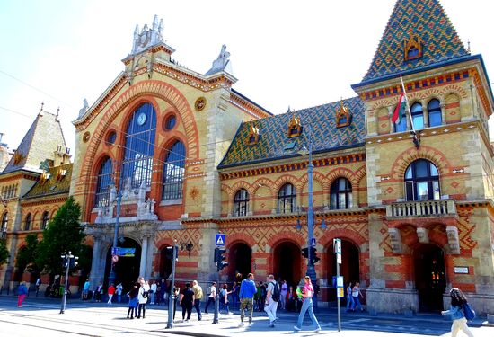 Die grosse 150m lange Markthalle (Központi Vásárcsarnok) wurde von 1894 bis 1897 nach Plänen von Samuel Petz errichtet. Bis 1932 war die Markthalle der größte und wichtigste Marktplatz der Stadt, auch heute ist dieser Markt bei Einheimischen und Touristen sehr beliebt. Über 3 Etagen sind ca. 180 Stände vertreten.