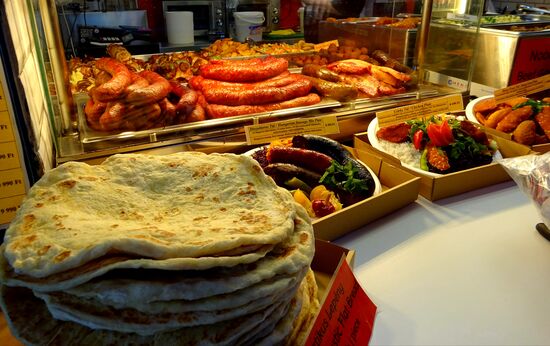 ....und was gegen den Hunger, mit Probetellern davor, damit man weiss, was man bestellt hat.