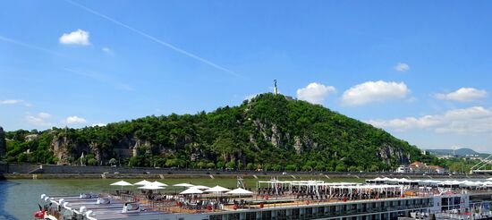 Daneben "parken" die Flusskreuzfahrtschiffe