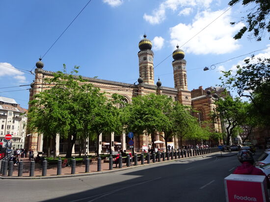 Die grosse Synagoge "Nagy zsinagóga" mit ihren zwei je 43m hohen Zwiebeltürmen. Sie ist die grösste Europas und bietet 3.000 Personen Platz. Entworfen 1854-1859 von Ludwig Förster