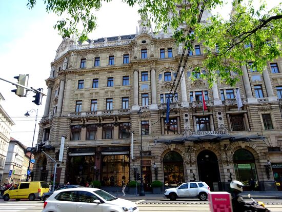 Links im Gebäude das Café, rechts das dazugehörende  5* Anantara Hotel. Die New York Life Insurance Company hatte zu Beginn der 1890er Jahre dieses Gebäude errichten lassen, am 23. 10. 1894 wurde das Café eröffnet. Ab 2001 war das Café wegen Renovierungsarbeiten bis 2006 geschlossen.