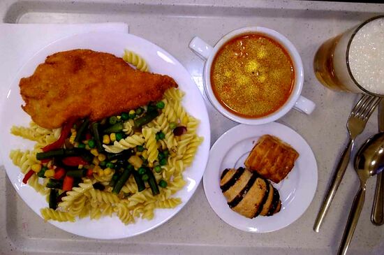 Vorsuppe, Hähnchenschnitzel mit Nudeln, buntem Gemüse, Kuchen und 1 Bier