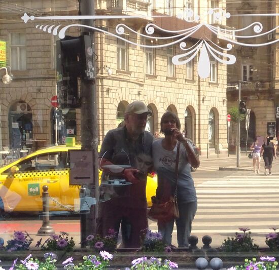 Da sollte eigentlich noch der Schriftzug New York Café mit drauf, der oberhalb der weissen Schnörkel steht....aber hat mich geblendet