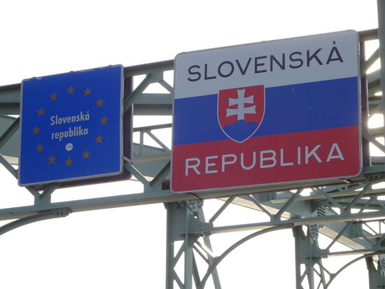 .....Grenze zwischen Ungarn und der Slowakei mitten auf der Brücke.