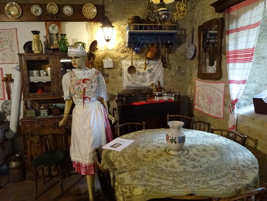 Im Lokal eine Ecke, ausgestattet, wie es früher einmal war