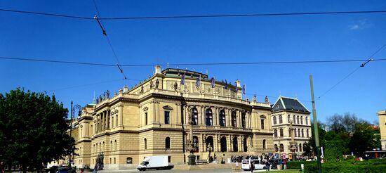 Rudolfinum, ein von 1876-1884 von Josef Zitek und Josef Schulz errichtetes Konzert- und Galeriegebäude, in den 20ern als Parlament genutzt