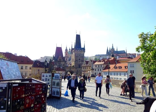 Auf der Karlsbrücke, im Hintergrund die Burg......da geht's erst morgen hin