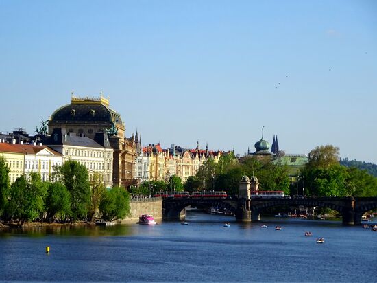 Links Nationaltheater mit Brücke Most Legif