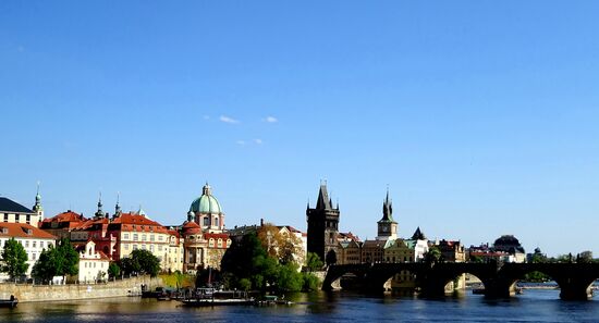Blick auf die Karlsbrücke, von Karl IV. gespendet und ab 1357 nach Plänen Peter Parlers errichtet. 30 Skulpturen kamen im 17. Jh. dazu. Sie ist eine der ältesten Steinbrücken Europas und gilt als Wahrzeichen der Stadt