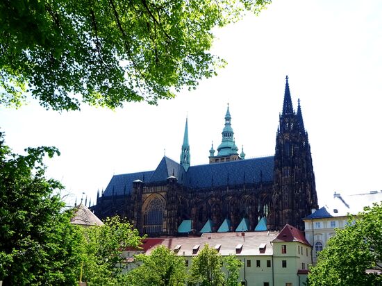 Der erste Blick, wenn man oben ist, ein Blick auf die gotische Kathedrale St. Veit
