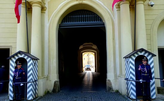 Um 12 Uhr täglich die grosse Wachablösung mit Marschmusik, zu jeder anderen vollen Stunde kleine