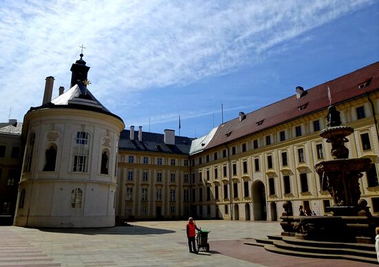 Im riesigen Innenhof fängt die Besichtigungsrunde an