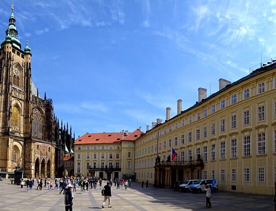 Bildmitte der alte Königspalast mit....