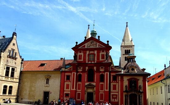 St. Georgsbasilika, die zweitälteste Kirche Prags, gegründet 920. Auffallend sind die 2 weissen Türme mit einer Höhe von je 41m