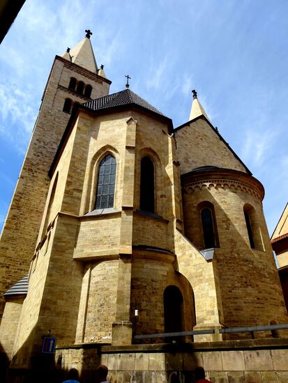 Man kann gerade noch die Spitzen der weissen Türme erkennen