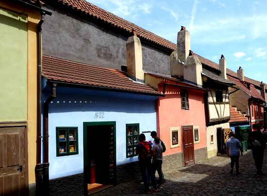 Unsere letzte Station, das "Goldene Gässchen", kleine bunte Häuschen aus dem
16. Jh. Darin wohnten einst Burgwächter und  Handwerker, in diesem, mit der Nr. 22, zeitweise sogar Franz Kafka