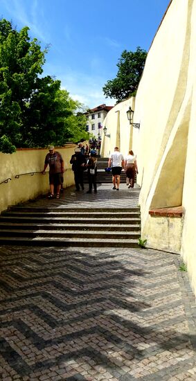 Viele, viele Stufen gings den Berg hinunter bis zur Tramstation