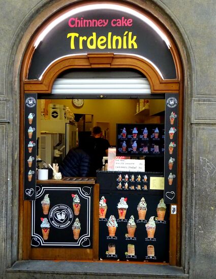 Schornsteinkuchen, Trdelník, gibts überall, mit Eis, Sahne oder mehr gefüllt....