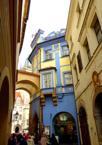 Hinter diesem Haus ist das Altstädter Rathaus