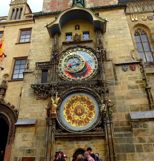 Astronomische Uhr, das mechanische Uhrwerk mit dem Zifferblatt stammt aus dem Jahre 1410 und ist das älteste Teil der Uhr. Im 2. Wk wurde sie schwer beschädigt, aber in 1948 wieder instand gesetzt.