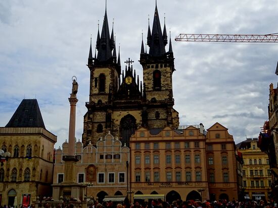 Am Platz auch die Teynkirche, der gotische Bau entstand im 14. Jh. Auffallend die beiden 80m hohen Türme, die von je 8 kleineren Spitzen umrandet sind