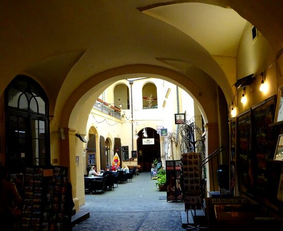 Hinter einer Galerie ein kleines Café