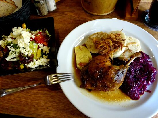 Entenkeule mit Knödelvariation, Rotkohl und Röstzwiebeln