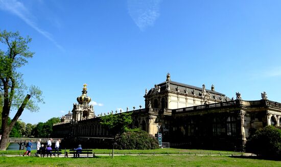 Der Dresdner Zwinger ist das bedeutendste Bauwerk des Spätbarock und gilt mit seinem Kronentor als Wahrzeichen der Stadt. Er entstand von 1710 bis 1728 als Orangerie und höfischer Festspielplatz. Architekt Pöppelmann und Bildhauer Permoser entwarfen und erbauten die Anlage.