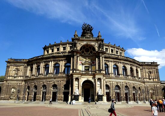 Semperoper, das bekannteste Opernhaus Deutschlands, erbaut von 1838-1841 von Gottfried Semper. Leider in 1944 und 1945 bombardiert und zerstört.
Wiederaufbau ab 1977, Einweihung 15. 2. 1985