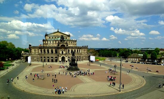 Blick aus dem Residenzschloss auf die Oper und den Theaterplatz