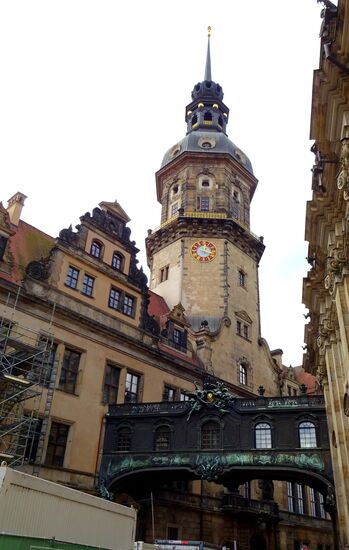 Residenzschloss, leider nur eine Teilansicht, im 2. WK kompkett zerstört, erfolgte der Wiederaufbau ab 1985.
Im 14. Jh. erstmals als Burgablage erwähnt, wurde im 15. Jh. der 4-flügelige Schlossbau im Stil der Renaissance erbaut. Nicht nur im 2. WK, sondern durch einen Brand das erste Mal im Jahre 1701 vernichtet und wieder aufgebaut unter August dem Starken.