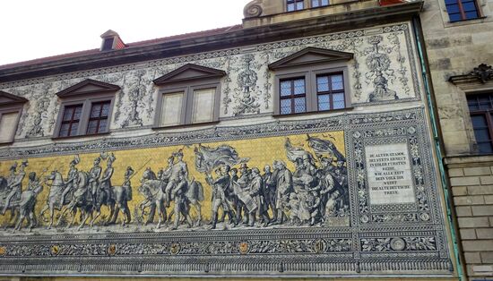 Der Fürstenzug, ein 101m langes Wandbild aus mehr als 24.000 Meissner-Kacheln, die zwischen 1904-1907 hergestellt wurden, um das von Wilhelm Walther zwischen 1872-1876 als Sagraffito gefertigte Wandbild zu schützen, das an die Wand gemalte wurde originalgetreu auf die Kacheln übertragen. Das Bild stellt die Geschichte des Hauses Wettin dar.