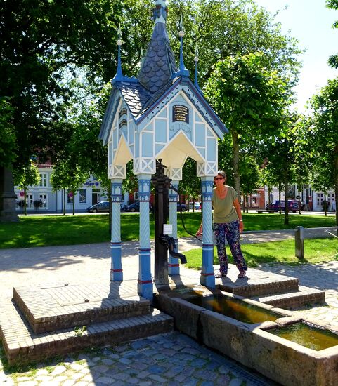 Marktpumpe mit Pumpenhäuschen, leider kein Trinkwasser mehr