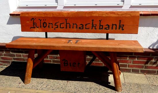 Vor vielen Häusern stehen Bänke.....gern hätten wir uns hier mit einem Bierchen belohnt, leider leer!