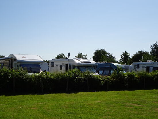 Stellplatz am Halbmond in Friedrichstadt - Recht voll, doch jeder Camper hat ausreichend Platz fürs Womo und genug Grünfläche für Tisch, Stühle und Liegen