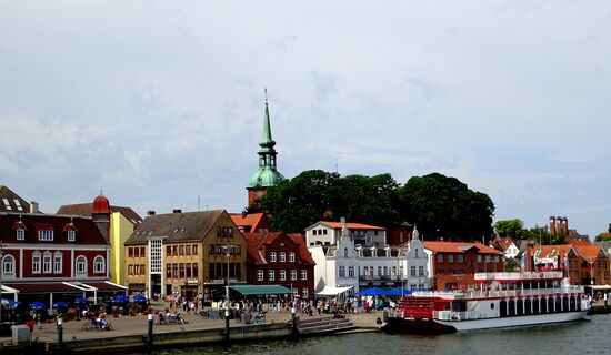 Blick von der Schleibrücke auf den Hafen mit den Ausflugsbooten und