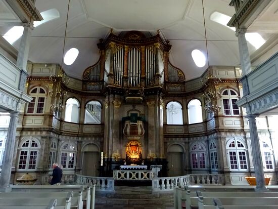 Innen komplett aus Holz, zwischen 1789 und 1793 erbaut. Das Fundament steht auf Feldsteinen aus 22 Großsteingräbern. Die Kirche bietet Platz für 1.200 Personen