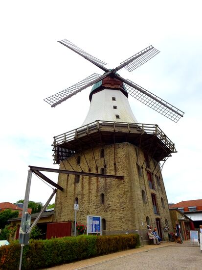 Mühle Amanda, die in 1888 für 80.000 Goldmark errichtete Holländermühle ist die höchste und einzige kombinierte Mehl-und Sägemühle in ganz Schleswig-Holstein,
32 m hoch. Heute befindet sich im Innern auch ein Trauzimmer.