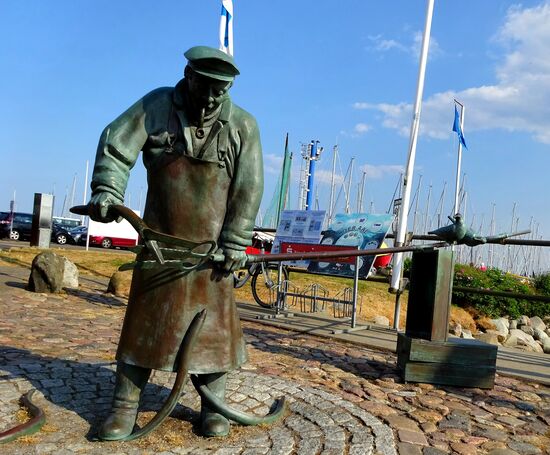 Am Hafen steht auch "Peter Aal" mit seinem Aalstecher....die Möwen lauern schon!
1999 wurde das Kunstwerk von Bernd Maro (geb. 1949) geschaffen und wacht seitdem über den Hafen