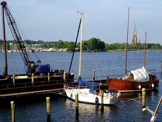 Da drüben, Nahe des Doms, wollen wir morgen hinfahren, glaube, der Stellplatz am Stadthafen sagt uns mehr zu.