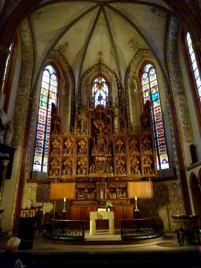 Der hohe Chor dahinter mit Schnitzaltar